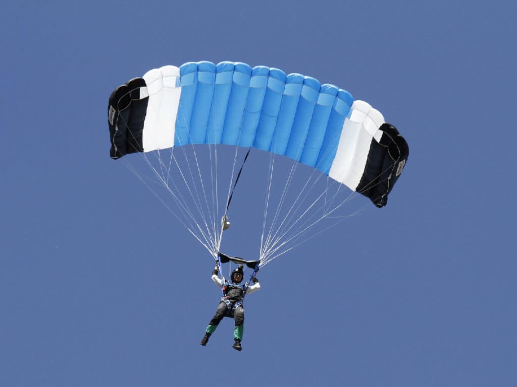 Elève PAC évoluant en autonomie sous son parachute.